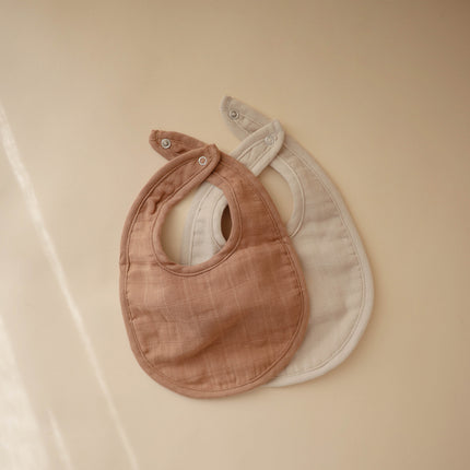 <tc>Mushie</tc> Bib Tan/Fog 2pcs