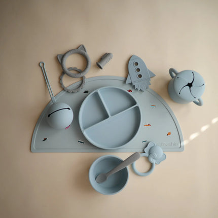 <tc>Mushie</tc> Assiette bébé en silicone bleu poudré