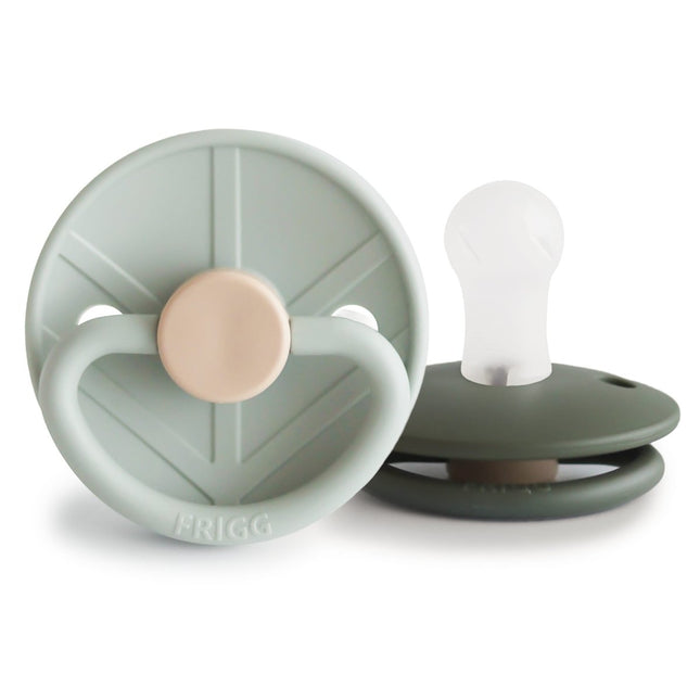 Frigg Speen Maat 1 Little Viking Sage/Olive Silicone 2St - Frigg - Babywinkel - 5715239026312