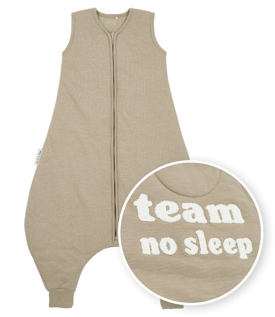 Meyco Baby Slub Met Team No Sleep Applicatie Baby Winter Slaapoverall Jumper Taupe/Offwhite - Meyco - Babywinkel - 4054703840667